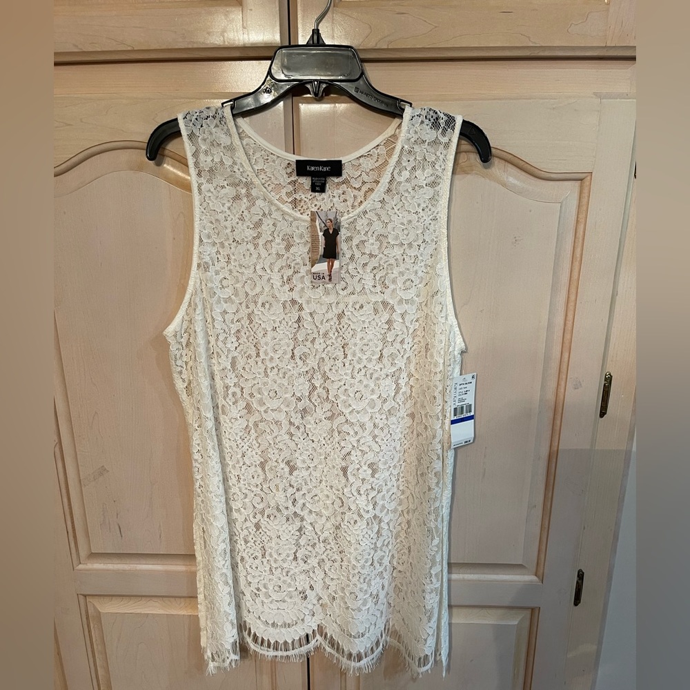 NWT size XL lace tunic. Side slits for movement and cream color. 💕
